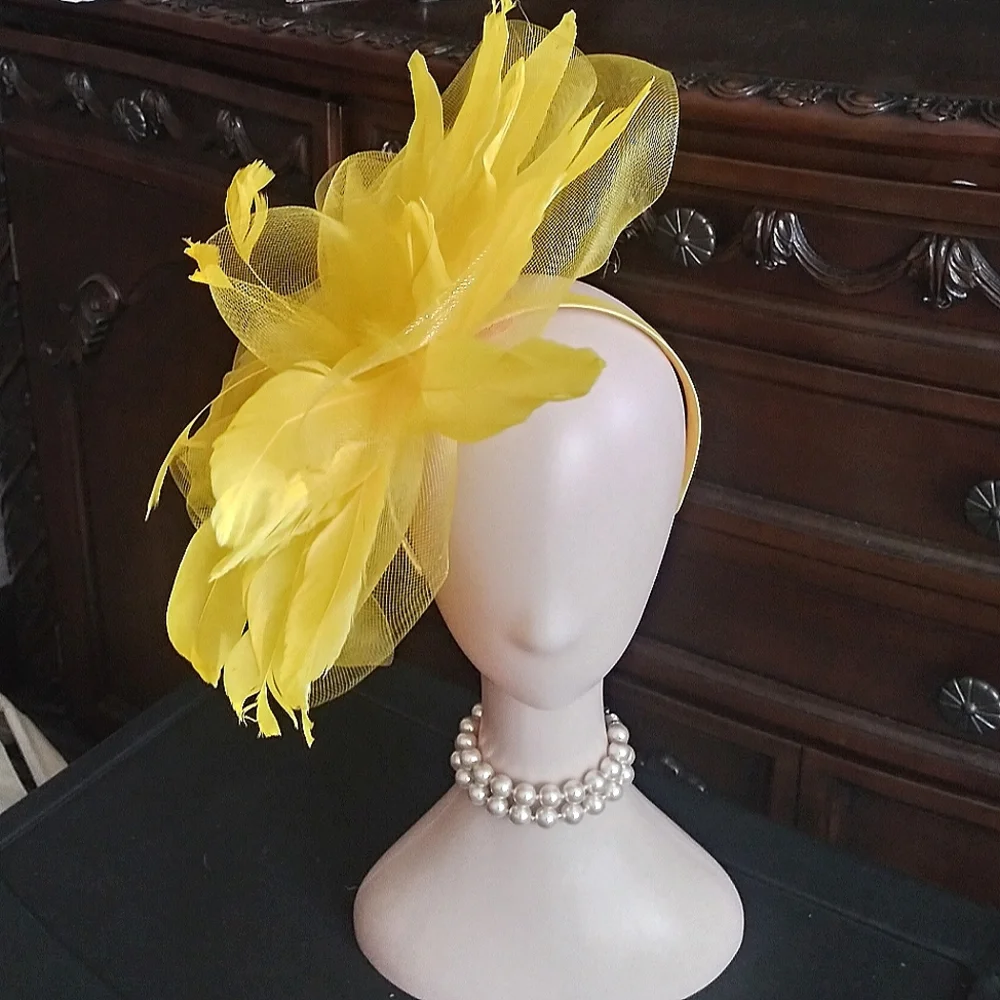 Another "Show Stopper" High Fashion Feather Fascinator With Headband and… - Picture 3 of 3